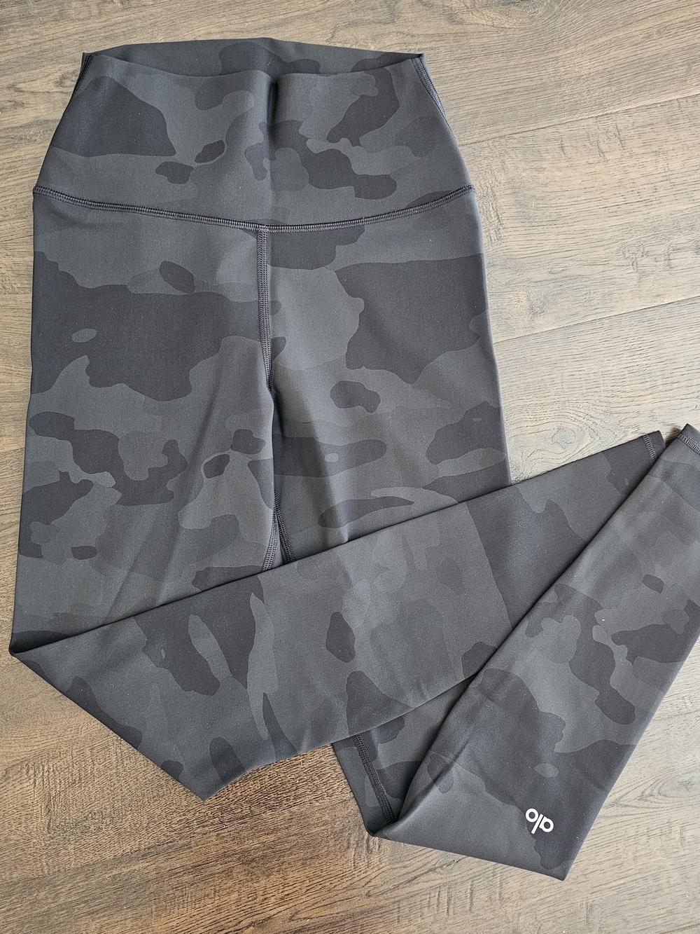 ALO Yoga Vapor Leggings - Black/Grey Camo - NWOT Size Small